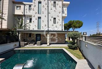 Alaçatı Panaromik Deniz Manzaralı 8+2 Tripleks Havuzlu Villa