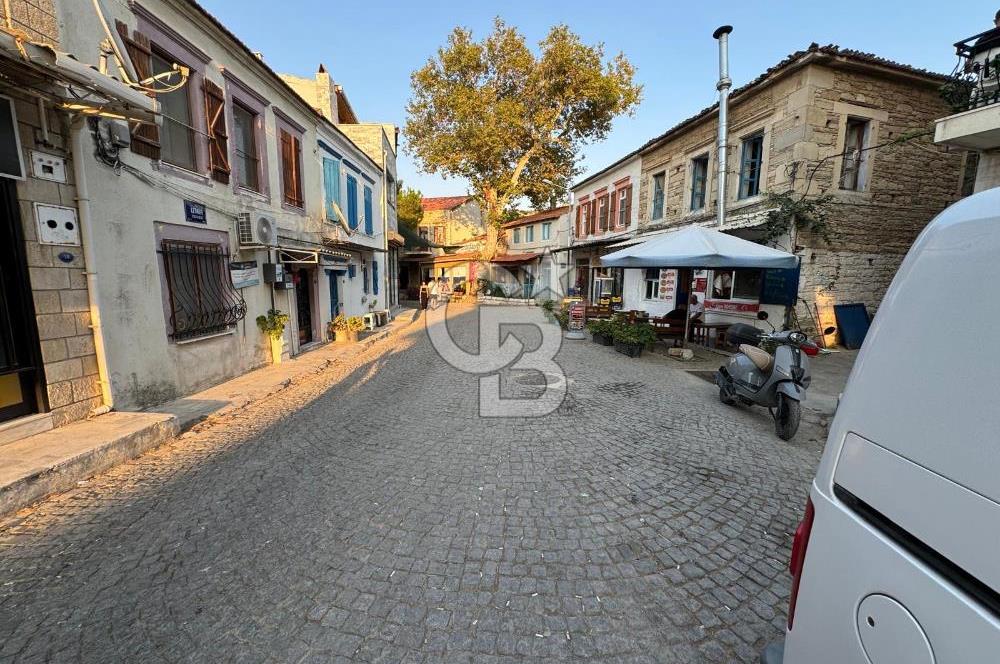 YENİFOÇA MERKEZDE SATILIK 3 KATLI DÜKKAN