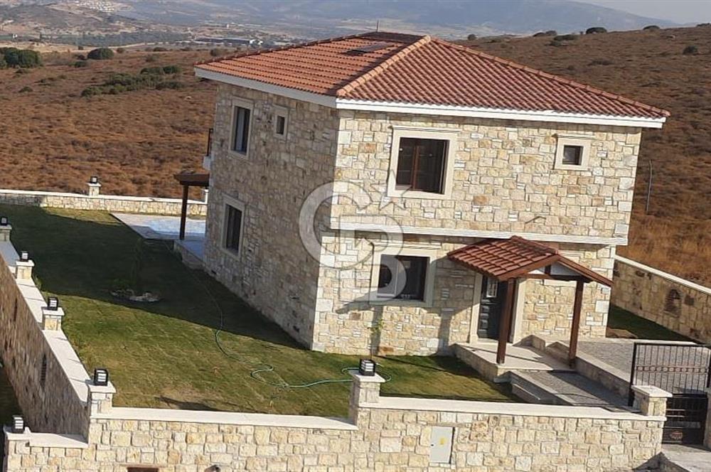 Foça’da Foçaköy’de Satılık Lüx Taş Villa