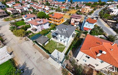 AYVALIK ARMUTCUK'TA HAVUZLU MÜSTAKİL VİLLA