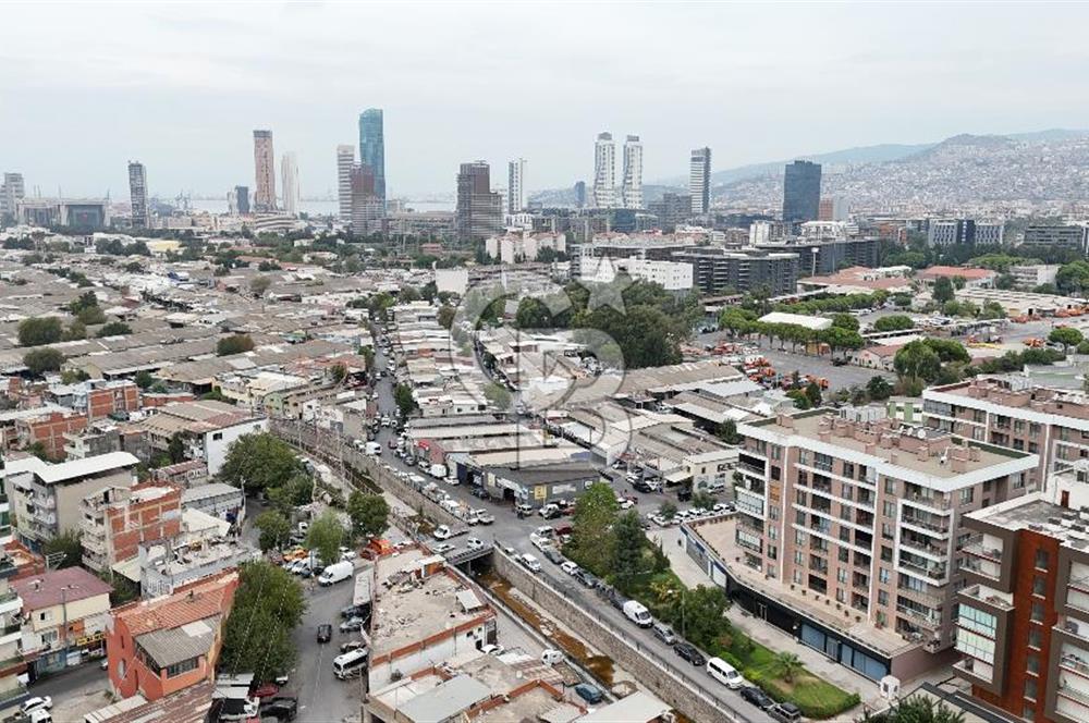 İzmir, Bornova, 2.Sanayi Sitesin'de Köşe Konumda Satılık Dükkan