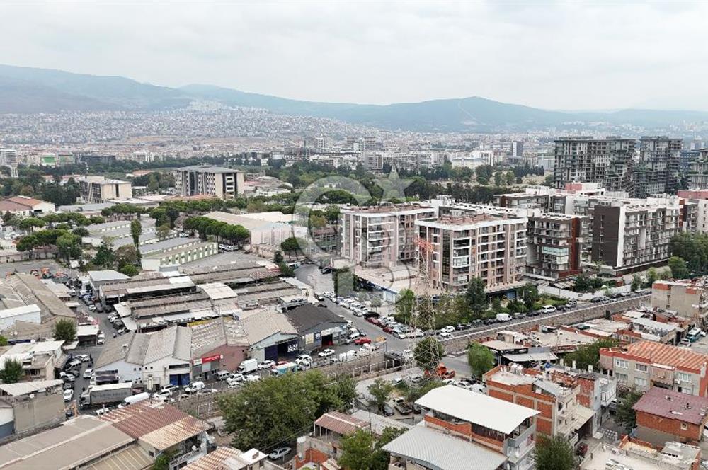 İzmir, Bornova, 2.Sanayi Sitesin'de Köşe Konumda Satılık Dükkan