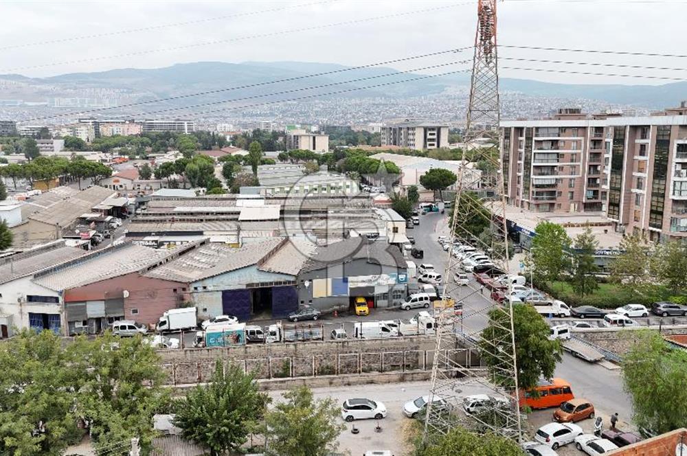 İzmir, Bornova, 2.Sanayi Sitesin'de Köşe Konumda Satılık Dükkan