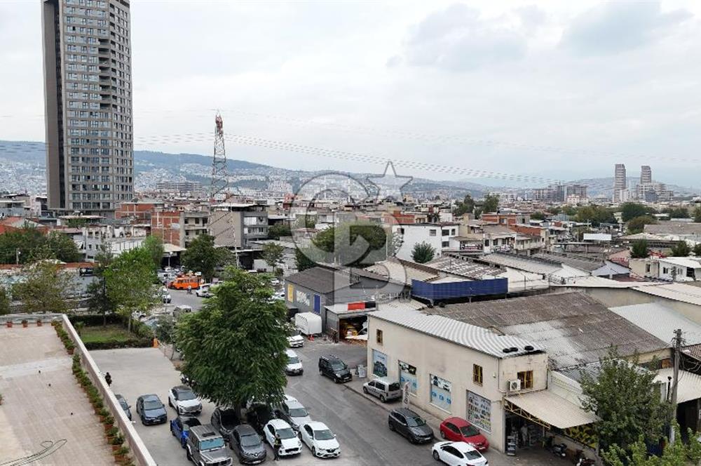 İzmir, Bornova, 2.Sanayi Sitesin'de Köşe Konumda Satılık Dükkan