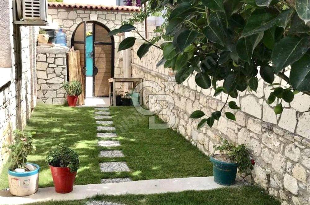 ÇEŞME ALAÇATI'DA KIŞ DÖNEMİ KİRALIK FUL EŞYALI HAVUZLU 4+1 VİLLA