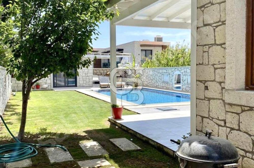 ÇEŞME ALAÇATI'DA KIŞ DÖNEMİ KİRALIK FUL EŞYALI HAVUZLU 4+1 VİLLA