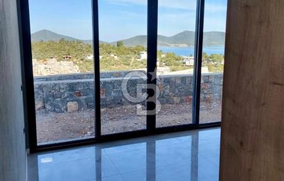 Kıyıkışlacık'ta deniz manzaralı lüks tripleks villa