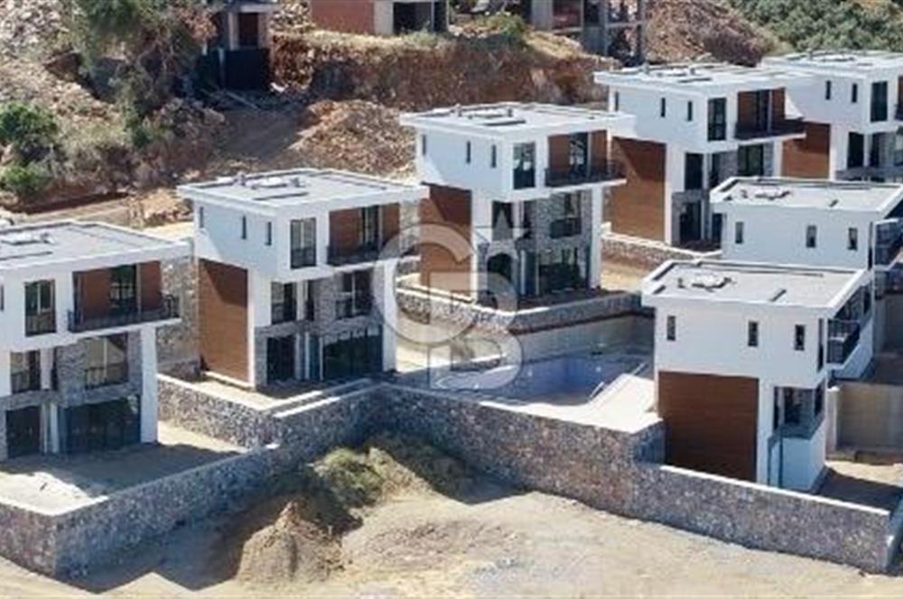 Kıyıkışlacık'ta deniz manzaralı lüks tripleks villa