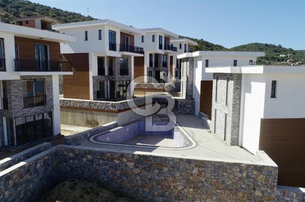 Kıyıkışlacık'ta deniz manzaralı lüks tripleks villa