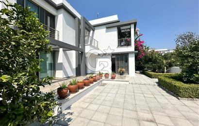 Girne Alsancak'ta 4+1, Modern Tasarım, Geniş Bahçeli Satılık Villa