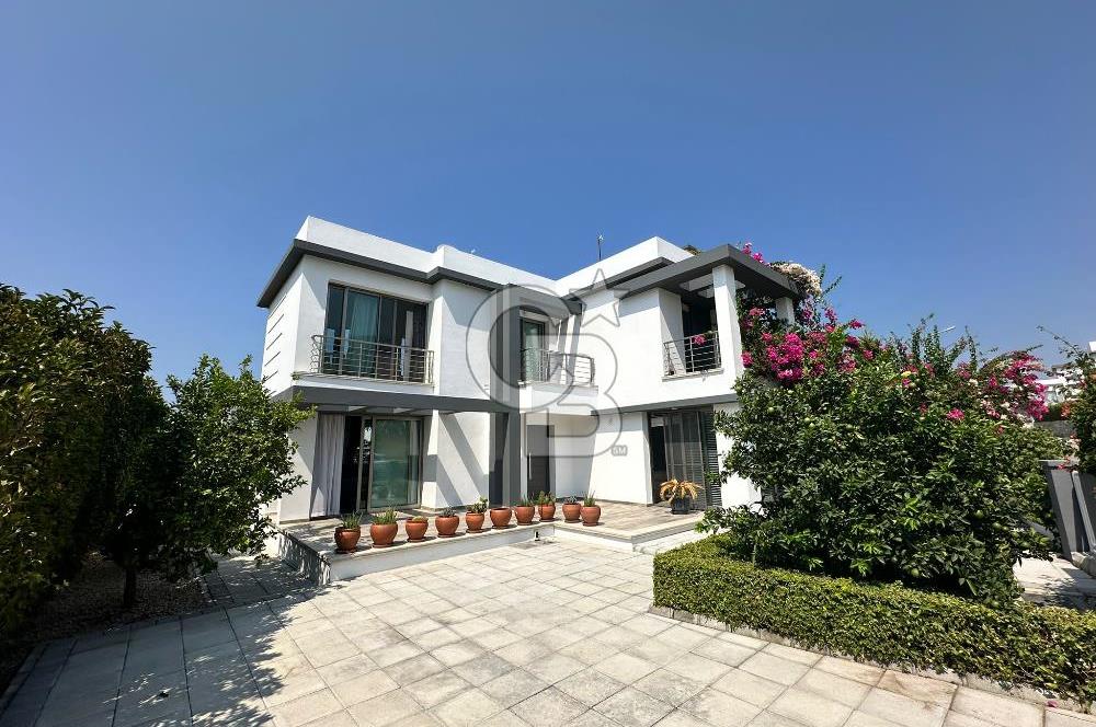 Girne Alsancak'ta 4+1, Modern Tasarım, Geniş Bahçeli Satılık Villa