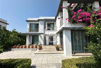 Girne Alsancak'ta 4+1, Modern Tasarım, Geniş Bahçeli Satılık Villa