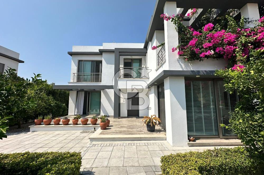 Girne Alsancak'ta 4+1, Modern Tasarım, Geniş Bahçeli Satılık Villa