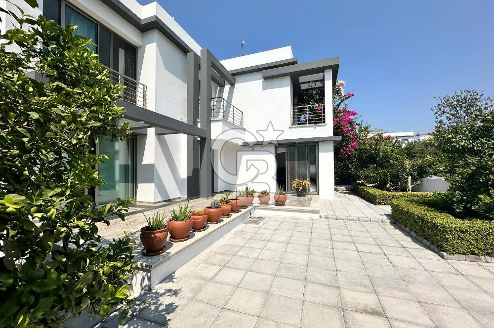 Girne Alsancak'ta 4+1, Modern Tasarım, Geniş Bahçeli Satılık Villa