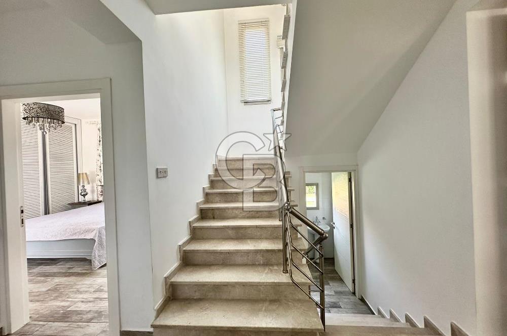 Girne Alsancak'ta 4+1, Modern Tasarım, Geniş Bahçeli Satılık Villa