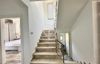 Girne Alsancak'ta 4+1, Modern Tasarım, Geniş Bahçeli Satılık Villa