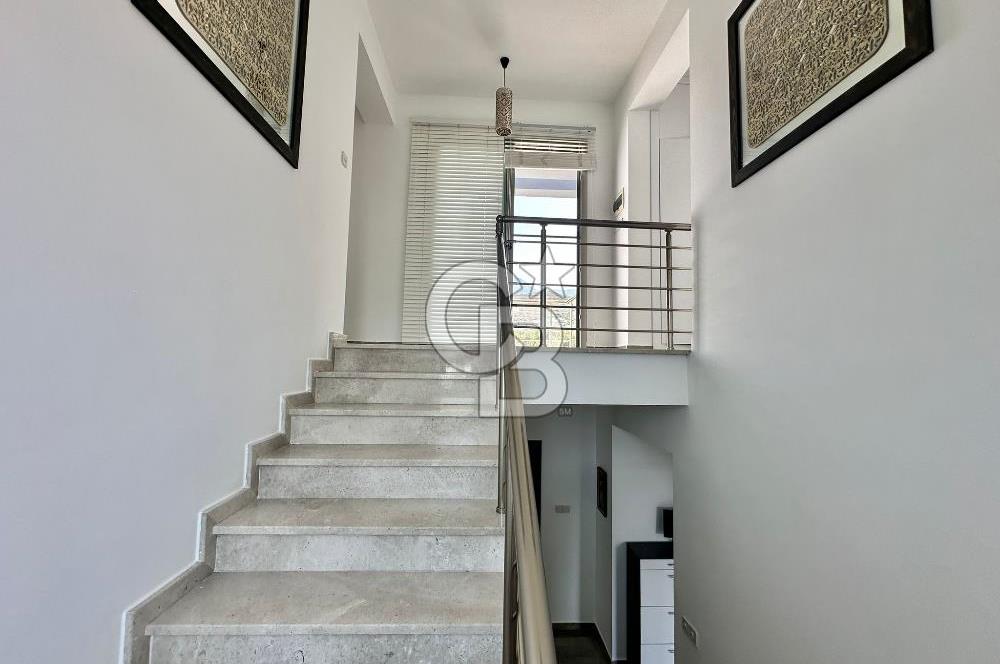 Girne Alsancak'ta 4+1, Modern Tasarım, Geniş Bahçeli Satılık Villa