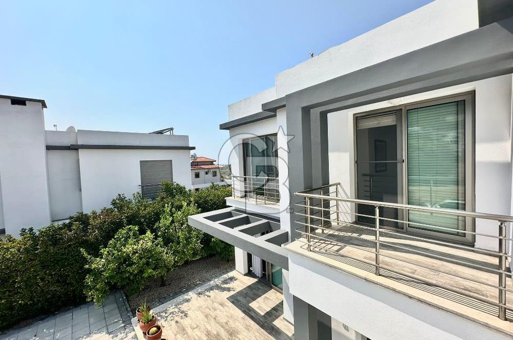 Girne Alsancak'ta 4+1, Modern Tasarım, Geniş Bahçeli Satılık Villa