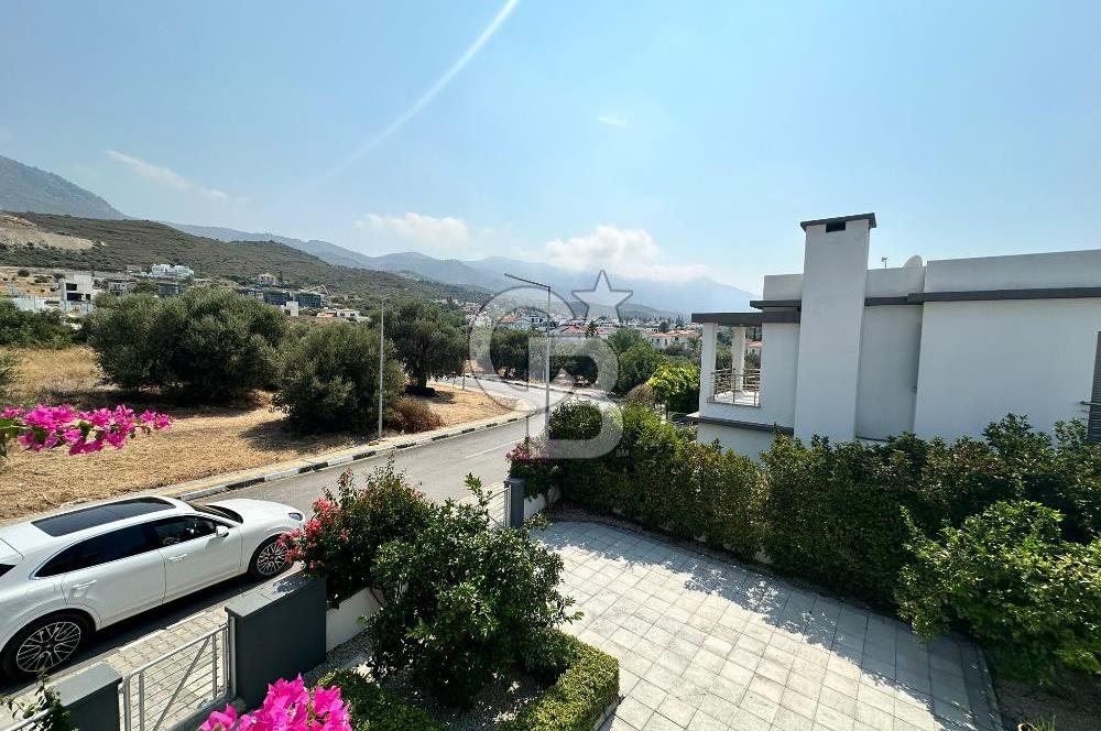 Girne Alsancak'ta 4+1, Modern Tasarım, Geniş Bahçeli Satılık Villa