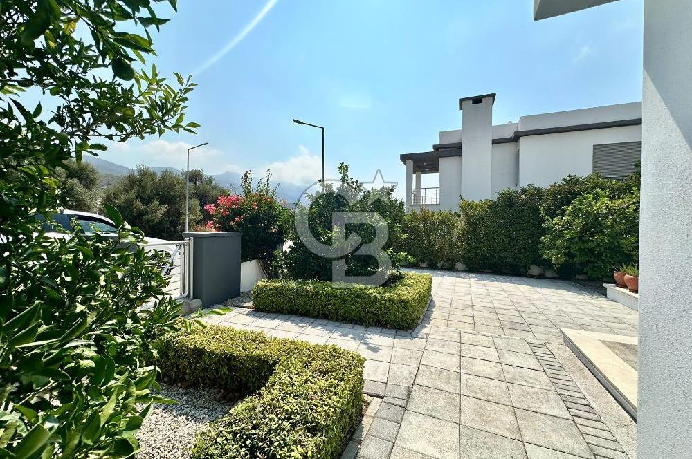 Girne Alsancak'ta 4+1, Modern Tasarım, Geniş Bahçeli Satılık Villa