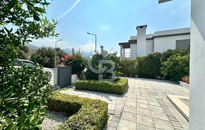 Girne Alsancak'ta 4+1, Modern Tasarım, Geniş Bahçeli Satılık Villa