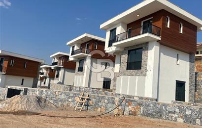 Deniz manzaralı site içinde villa