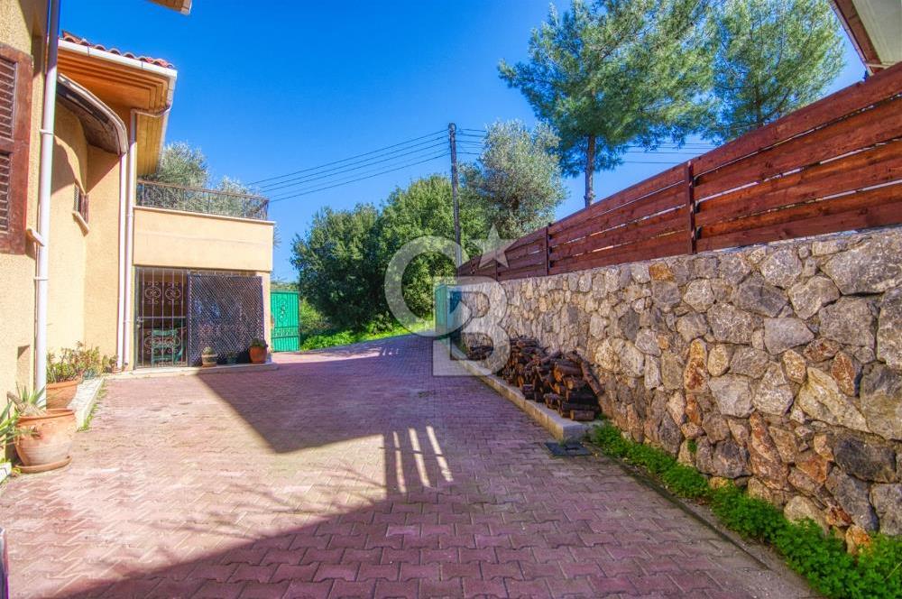 Girne Karmide Nefes Kesici 5 Yatak Odalı Kiralık Villa 