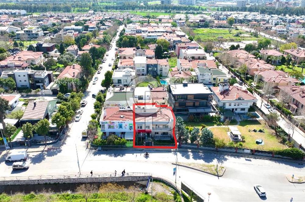 FORUM BORNOVA KARŞISINDA, CADDE ÜZERİNDE, SATILIK 5+2 TRİPLEKS VİLLA