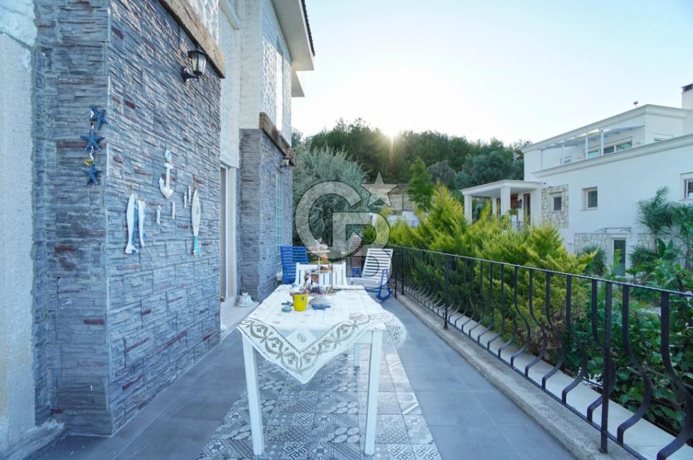 Urla Çeşmealtında Deniz Manzaralı Satılık Havuzlu Villa