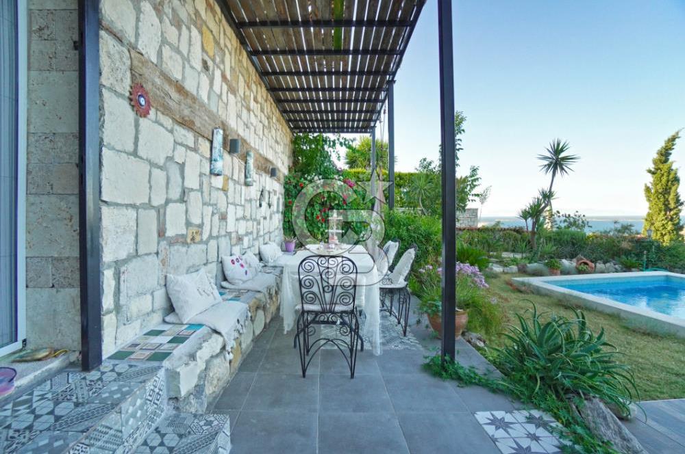 Urla Çeşmealtında Deniz Manzaralı Satılık Havuzlu Villa