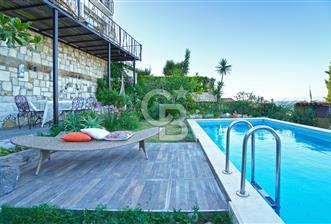 Urla Çeşmealtında Deniz Manzaralı Satılık Havuzlu Villa