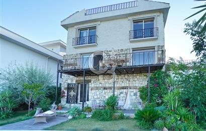 Urla Çeşmealtında Deniz Manzaralı Satılık Havuzlu Villa