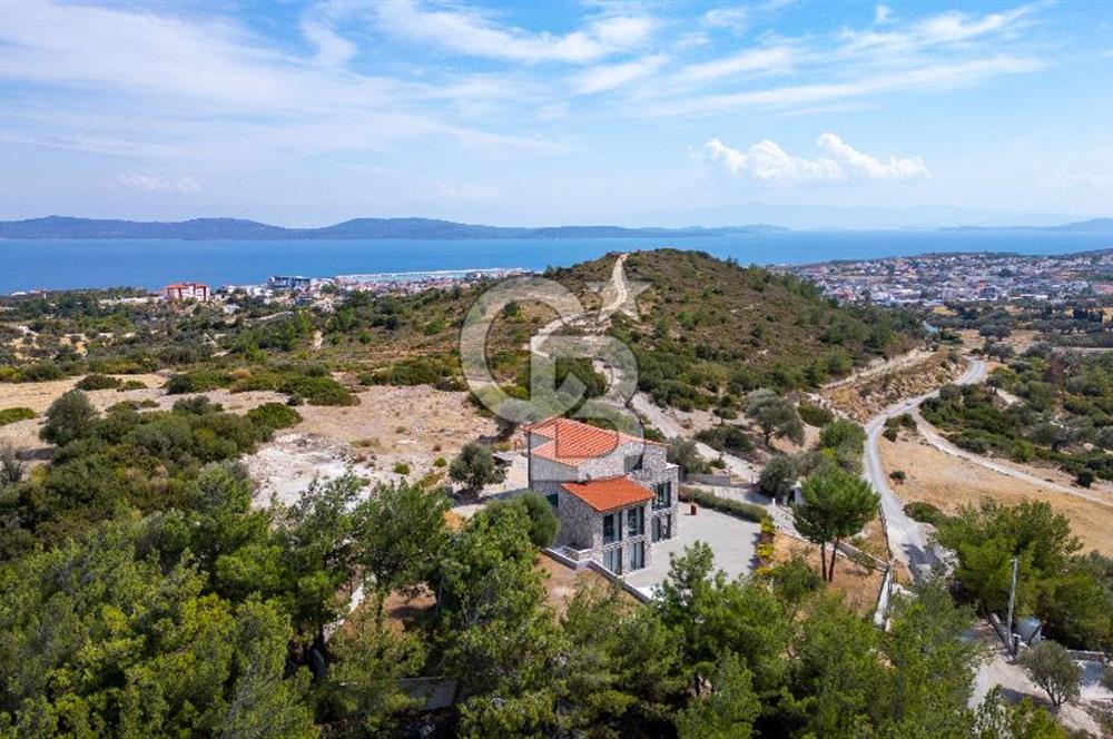 Karaburun Mordoğan'da Panaromik Deniz Manzaralı Taş Villa