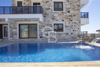 Foça Bağarası Kazım Dirik Mahallesinde Satılık 9+3 Villa