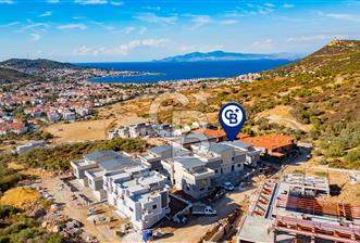 Yenifoça M. Kemal Mah Havuzlu Site İçerisinde Satılık 3+1 Villa