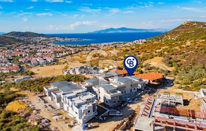 Yenifoça M. Kemal Mah Havuzlu Site İçerisinde Satılık 3+1 Villa