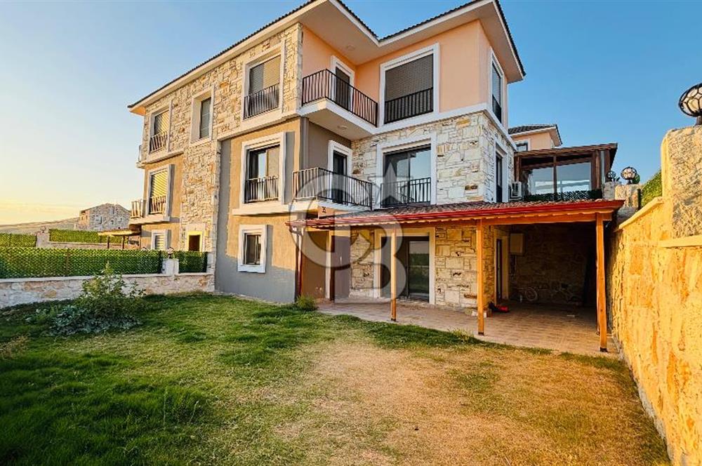 Foça Bağarası Kazım Dirik Mah Kiralık 2+1 Bahçeli Dubleks