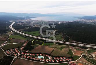 URLA İÇMELER'DE 9855 m2, içinde evi olan SATILIK TARLA