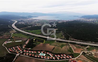 URLA İÇMELER'DE 9855 m2, içinde evi olan SATILIK TARLA