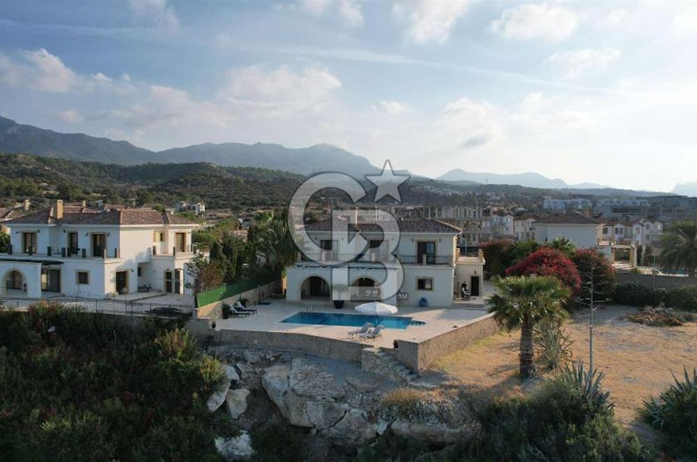 Kıbrıs Girne Esentepe de Denize Sıfır Ful Deniz Manzaralı Muhteşem 4+1 Villa