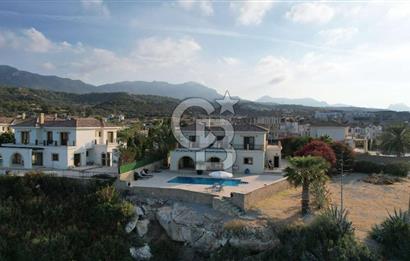 Kıbrıs Girne Esentepe de Denize Sıfır Ful Deniz Manzaralı Muhteşem 4+1 Villa