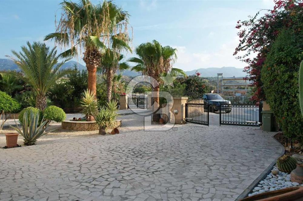 Kıbrıs Girne Esentepe de Denize Sıfır Ful Deniz Manzaralı Muhteşem 4+1 Villa