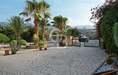 Kıbrıs Girne Esentepe de Denize Sıfır Ful Deniz Manzaralı Muhteşem 4+1 Villa