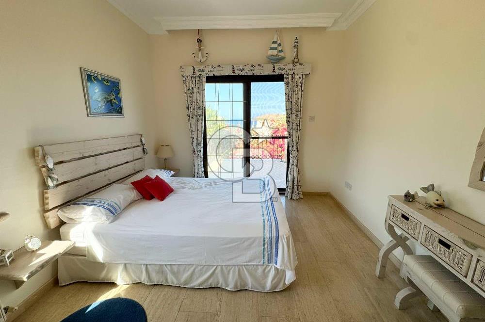 Kıbrıs Girne Esentepe de Denize Sıfır Ful Deniz Manzaralı Muhteşem 4+1 Villa