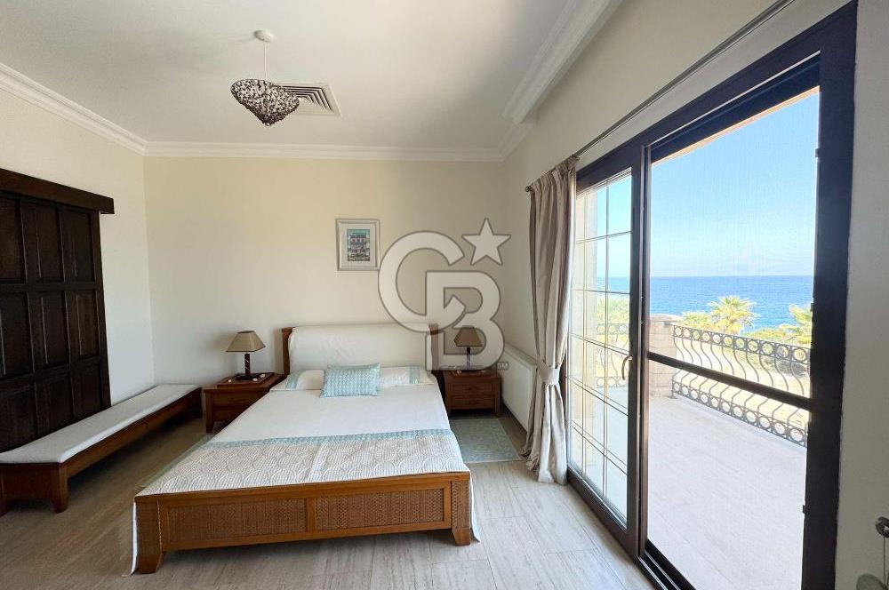 Kıbrıs Girne Esentepe de Denize Sıfır Ful Deniz Manzaralı Muhteşem 4+1 Villa