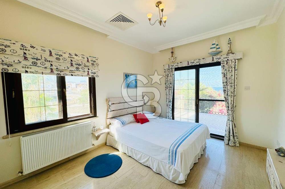 Kıbrıs Girne Esentepe de Denize Sıfır Ful Deniz Manzaralı Muhteşem 4+1 Villa