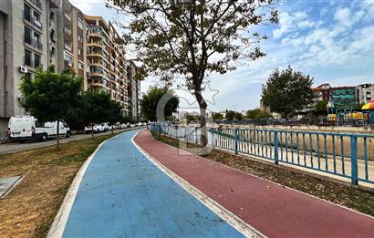 Karşıyaka Bostanlı Teras Park'ta Önü Açık 3+1 Satılık Köşe daire