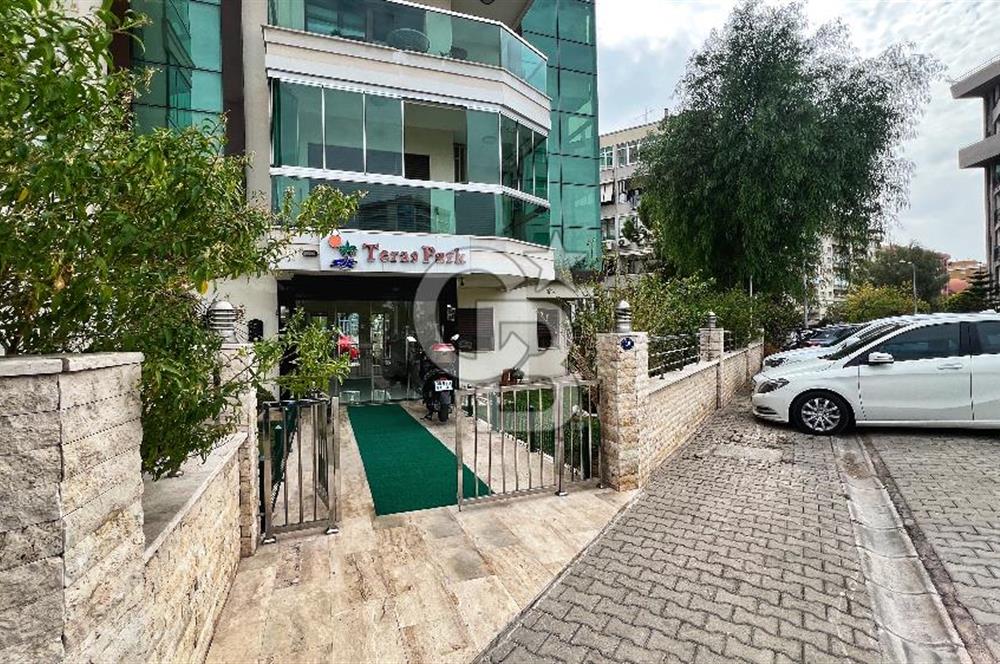 Karşıyaka Bostanlı Teras Park'ta Önü Açık 3+1 Satılık Köşe daire