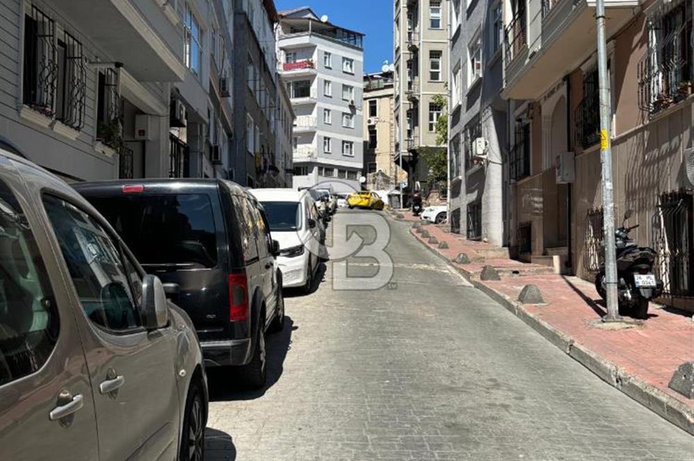 Beyoğlu Tomtom Mahallesinde, Tophaneye 5 Dakika Yürüme mesafesinde Eşyalı Daire 