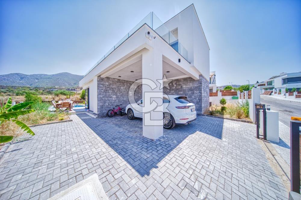 Girne Bellapais Bölgesinde, Türk Malı, Triplex, 5+2, Yüzme Havuzlu Satılık Lüks Villa